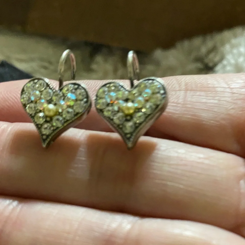 Marcasite and crystals, beautiful heart earrings reflect colors brilliantly - Picture 1 of 7